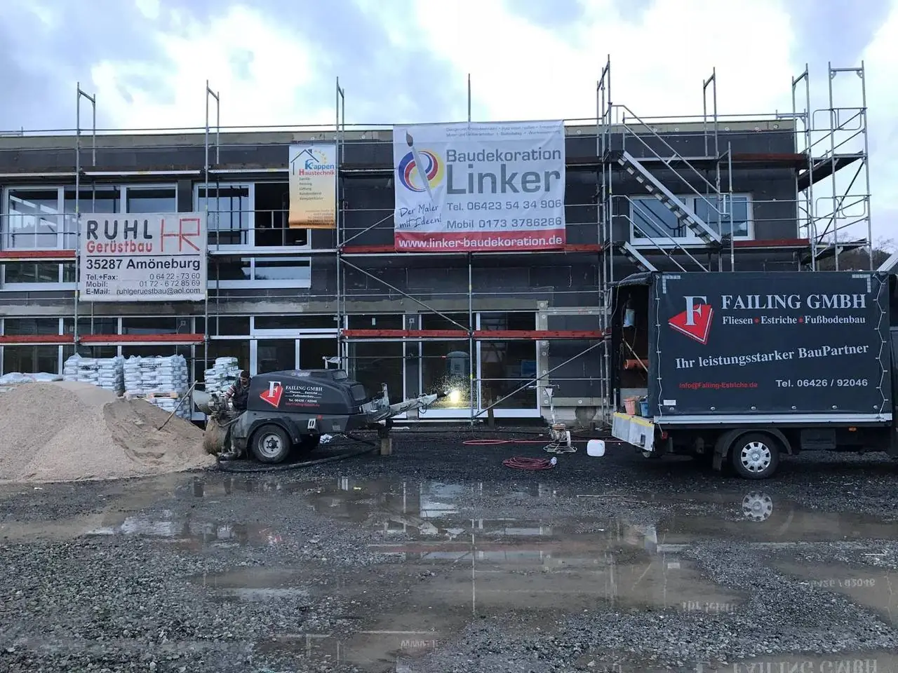 Neubau mit Gerüst und Firmenbanner der Failing GmbH