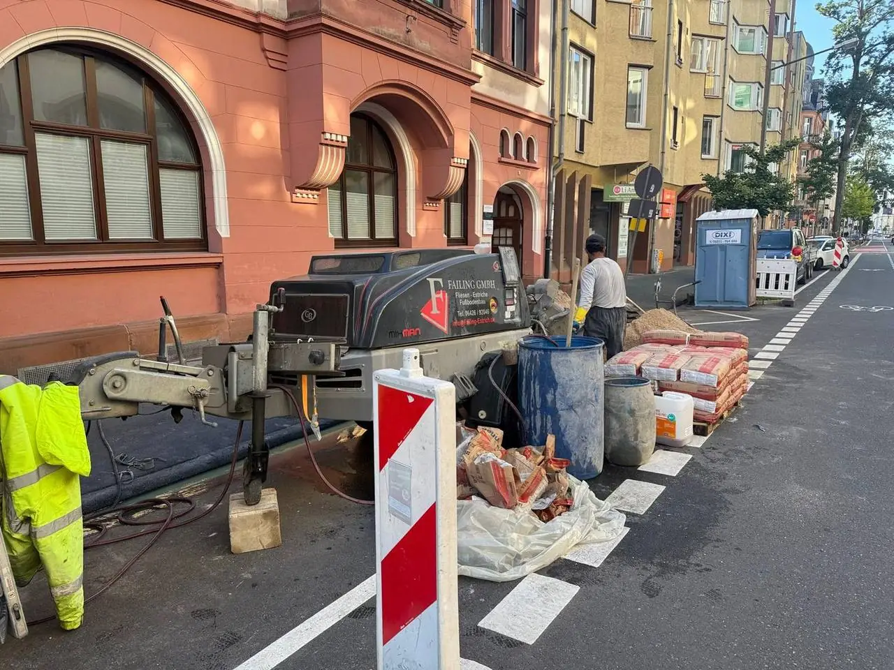 Estricharbeiten an einer innerstädtischen Baustelle in Frankfurt