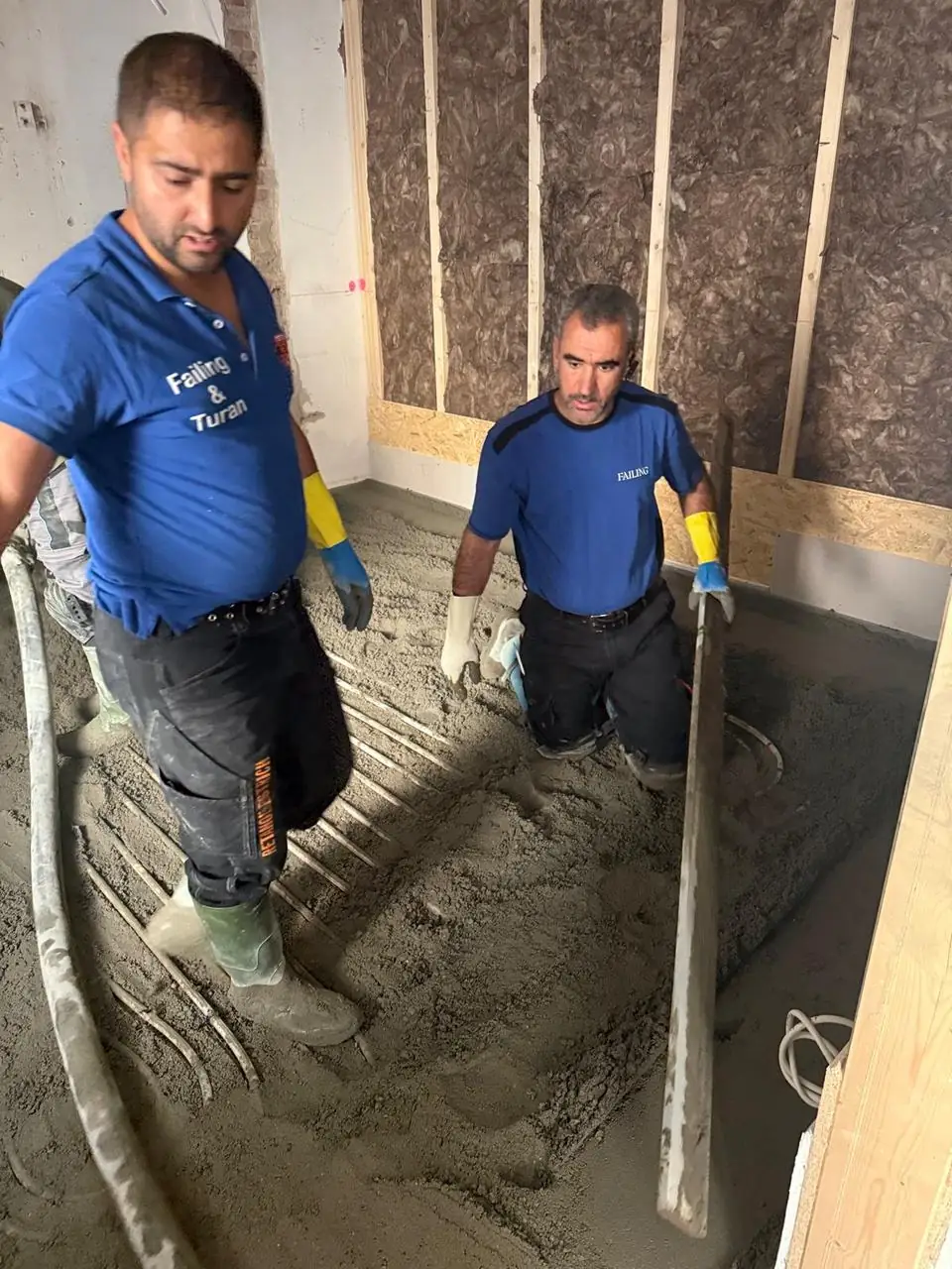 Zwei Mitarbeiter der Failing GmbH beim Estricheinbau